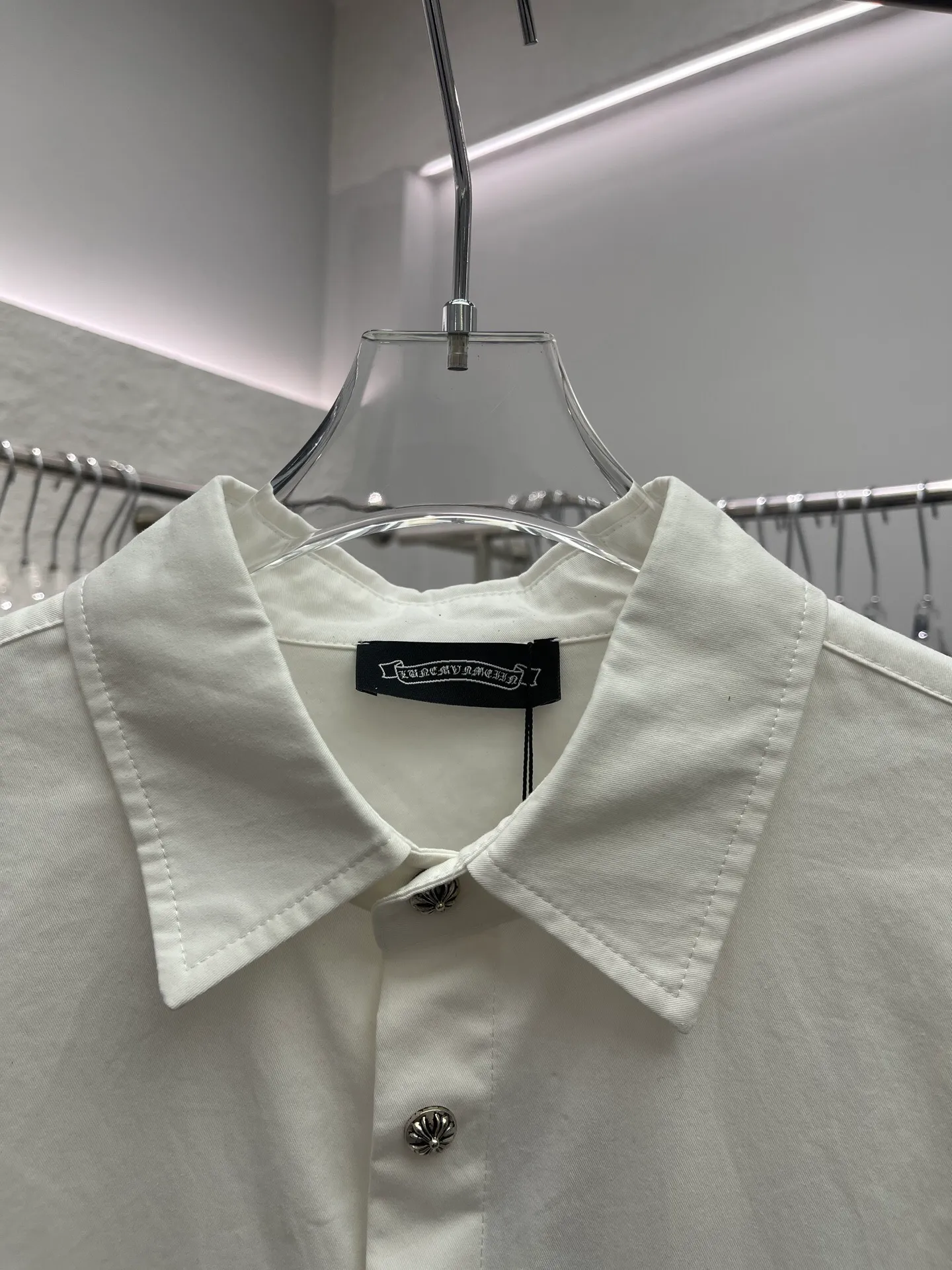 P500 💰Chrome Hearts leather cross leather embroidery shirt jacket! OS version can be worn by both men and women! The fabric is made of twill gauze cotton fabric! The texture is clear and smooth, not easy to wrinkle or fade! The embroidery process is complex and repetitive, and the requirements for the embroidery machine are very strict. The distance is always 45 centimeters! It won’t work if the spacing is too big, and it won’t work if it’s too small! The hardware is all carved and cast. This piece of clothing consumes a lot of material. More than 3 meters of material is used for one piece of clothing! After the garment is made, it needs to be fixed at high temperature, washed at a water temperature of more than 70 degrees, and softened by adding softener to make the upper body softer and smoother!   Color: black white Size: m-3xl Style number: 5878